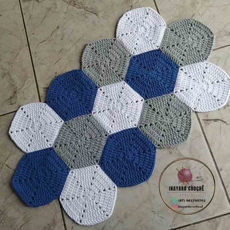 Tapete de crochê hexagonal azul