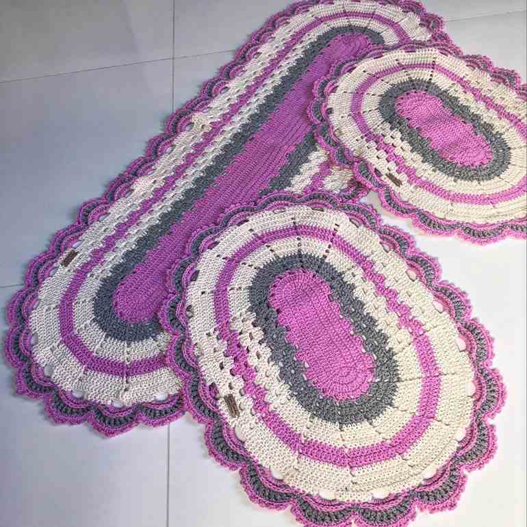 Tapete de crochê branco e lilás