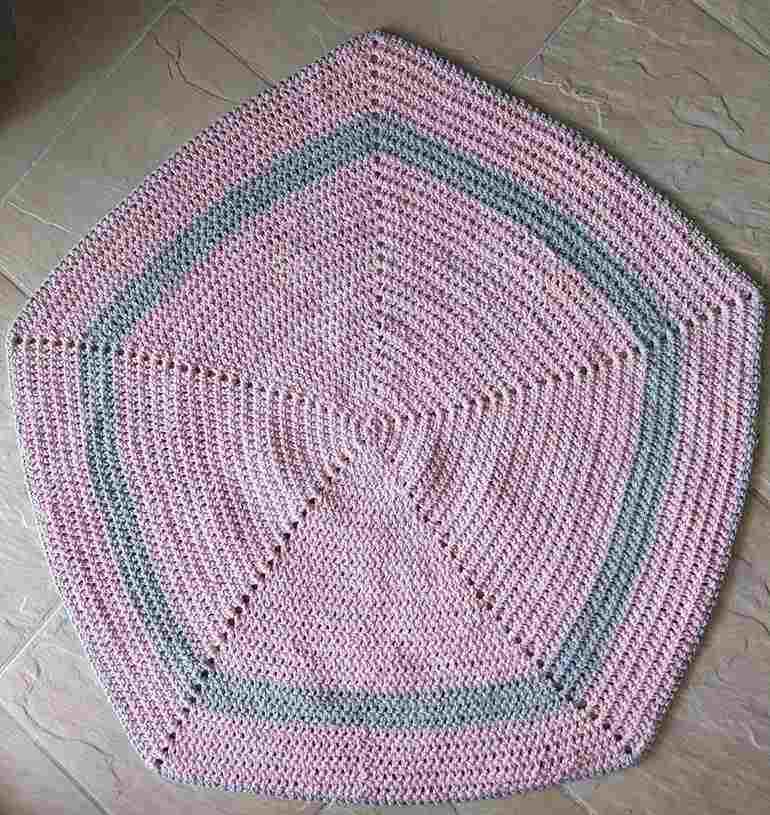 Tapete de crochê pentagonal rosa