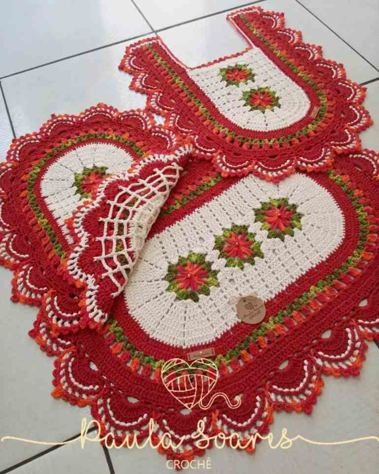 Tapete de crochê branco e flor vermelha
