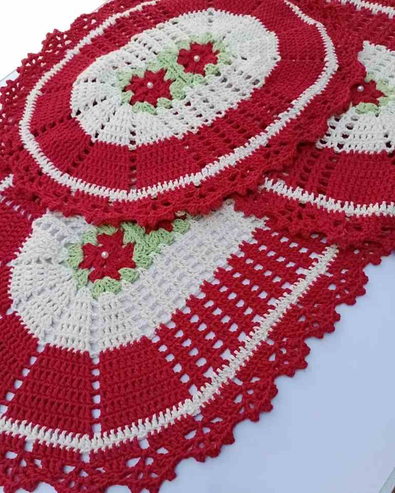 Tapete de crochê vermelho com florzinhas