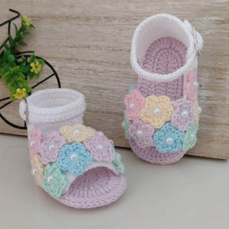 sandalinha de crochê para bebê com flores