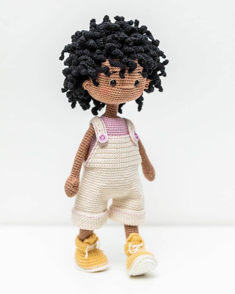 amigurumi boneca com cabelo crespo