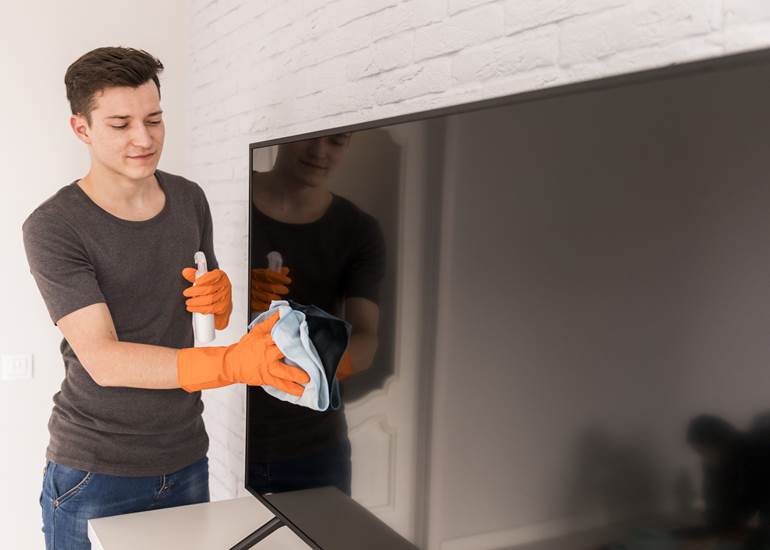 como limpar tela de TV homem