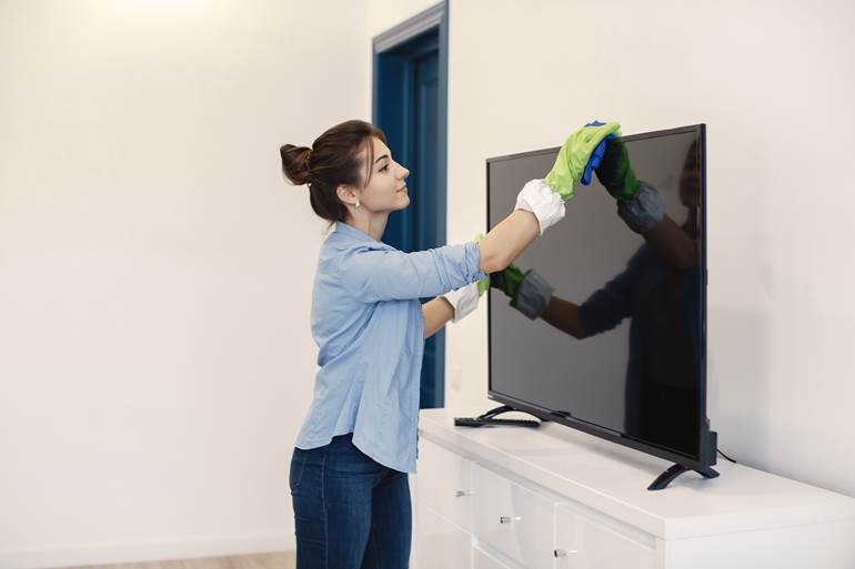 como limpar tela de TV mulher