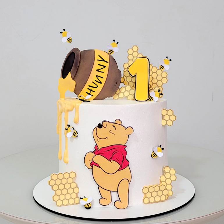 Bolo branco com pooh