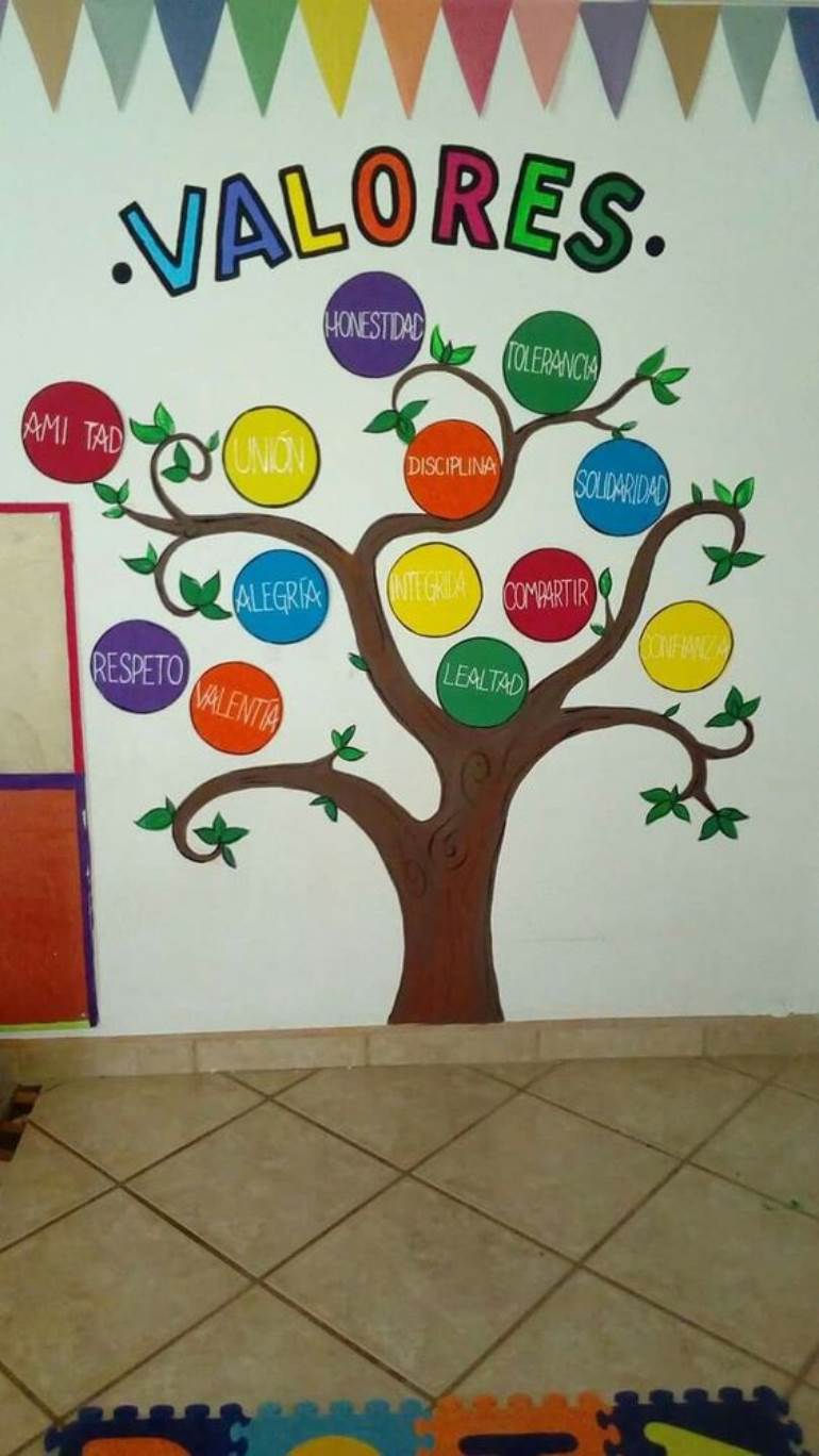 Decoração com árvore e palavras