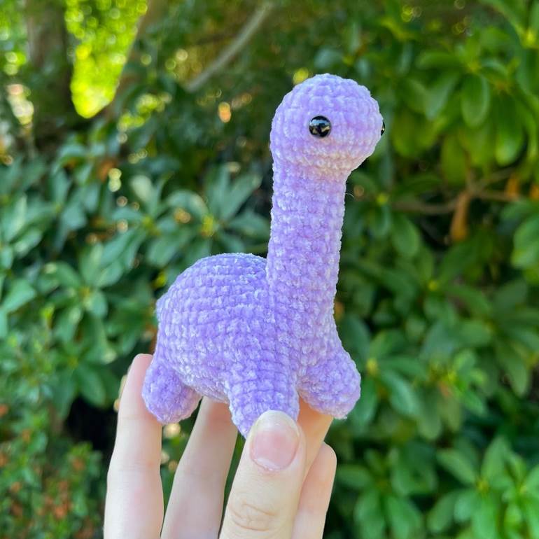 Amigurumi dinossauro lilás