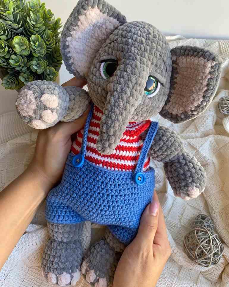 amigurumi de elefante cinza