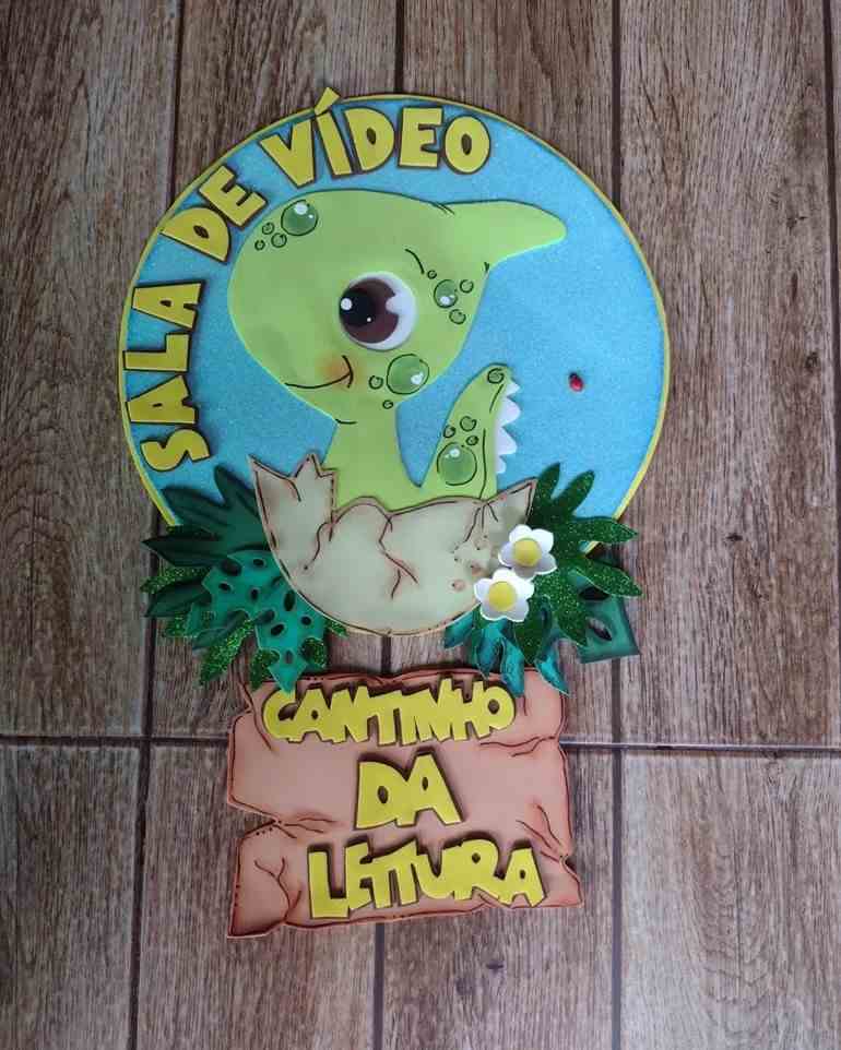 Decoração de dinossauro nascendo