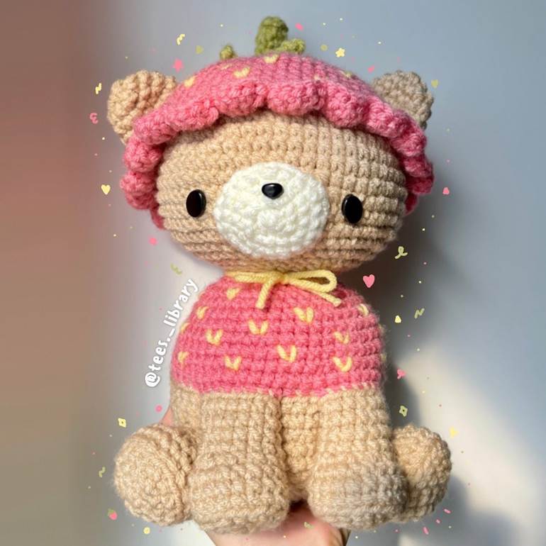 Amigurumi de ursinho com touca de morango