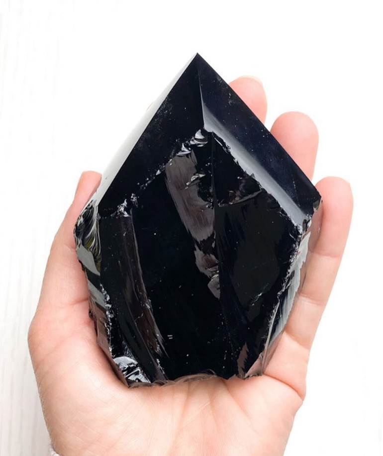pedra obsidiana negra