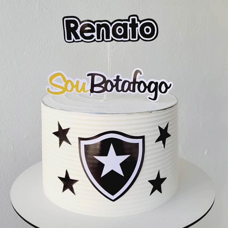 Bolo branco com estrelas pretas