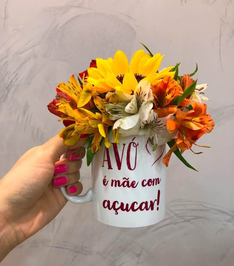 Caneca com flores para vovó