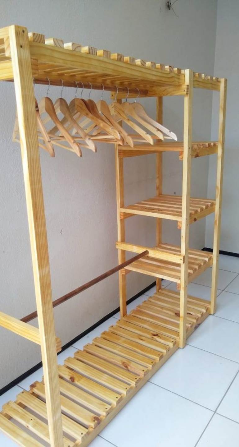 armário com cabides de madeira