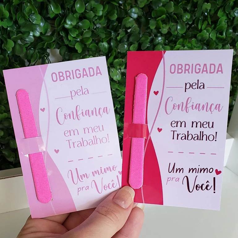 lembrancinha com lixa de unha rosa