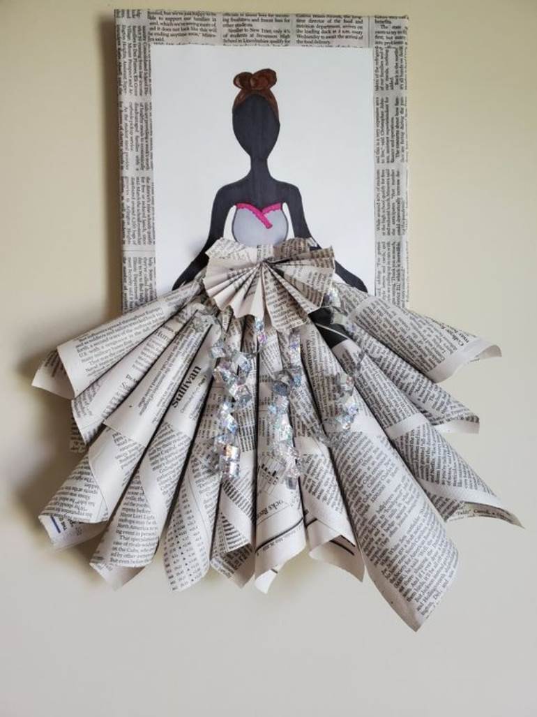 Boneca com vestido de papel