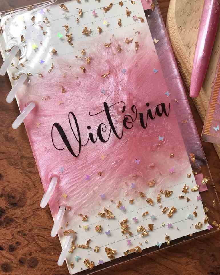 Capa de caderno rosa com nome