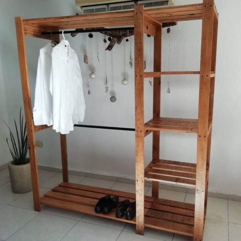 armário de madeira marrom com blusa