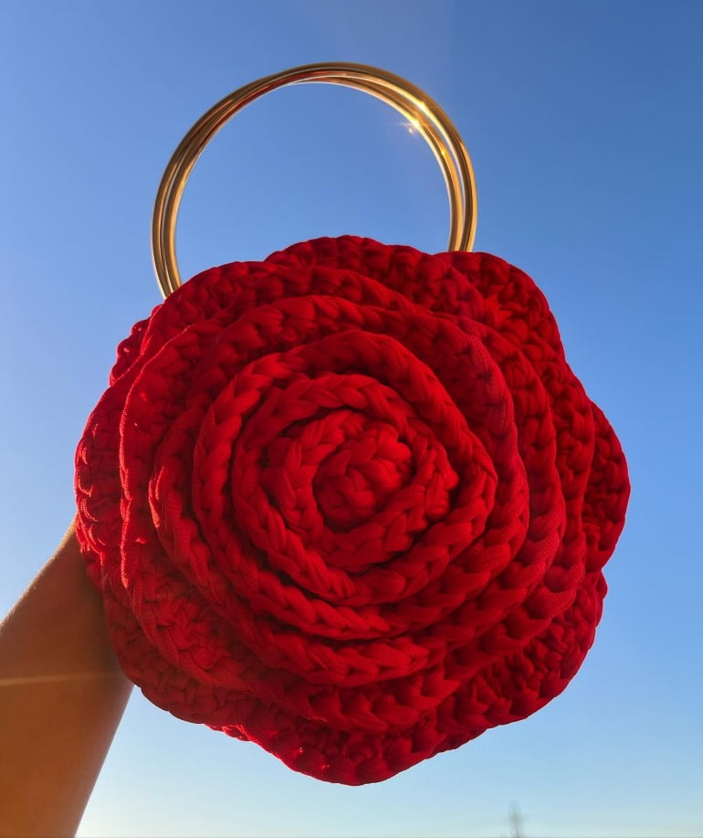 alça de metal redonda em bolsa flor