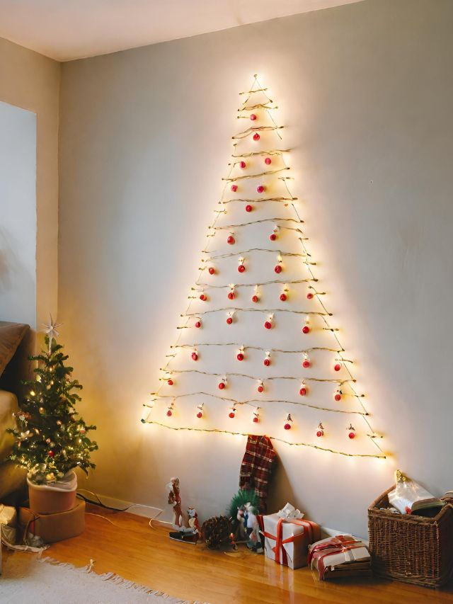 Árvore de Natal na parede com pisca pisca