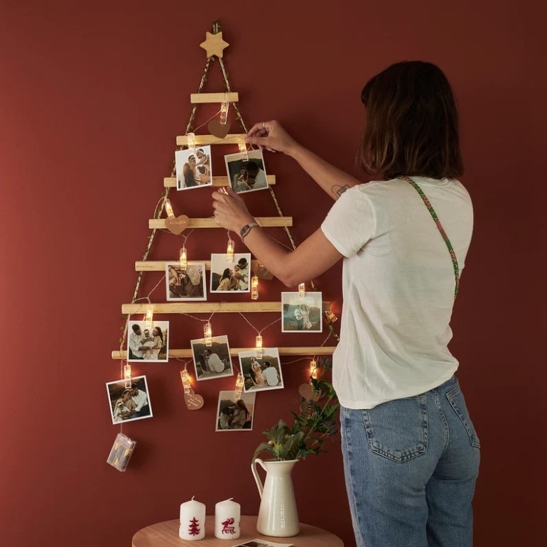 árvore de natal na parede com fotos