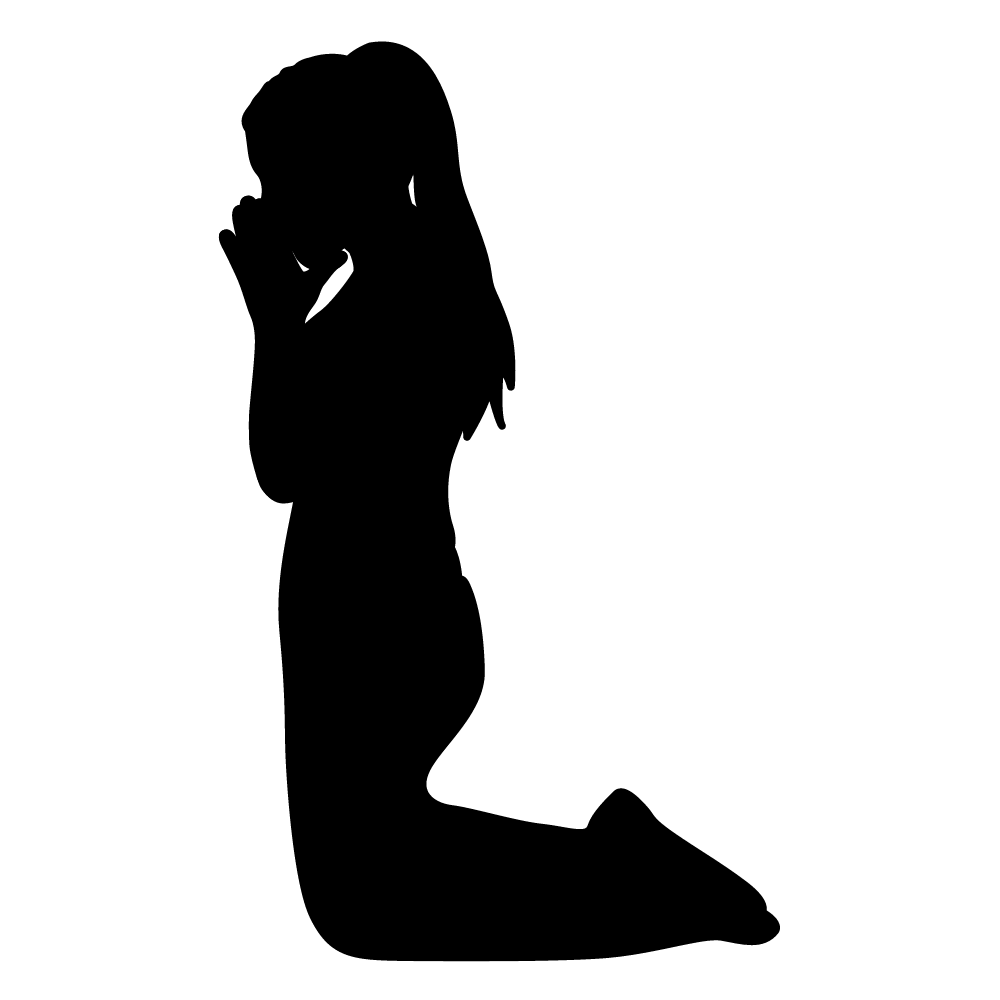 mulher de joelhos orando