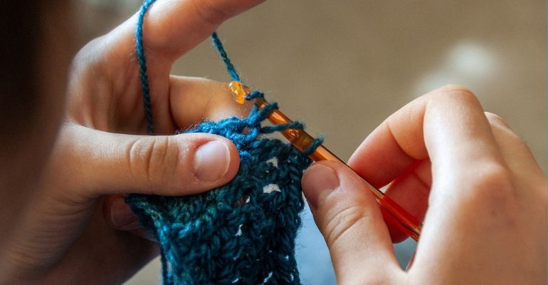 maos fazendo croche com agulha