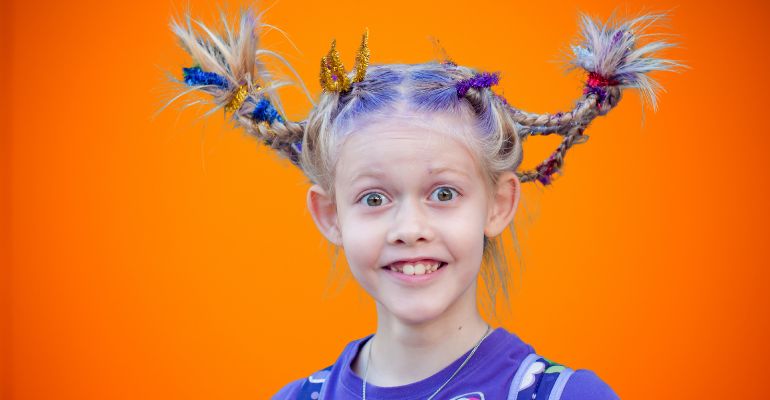 menina com cabelo maluco